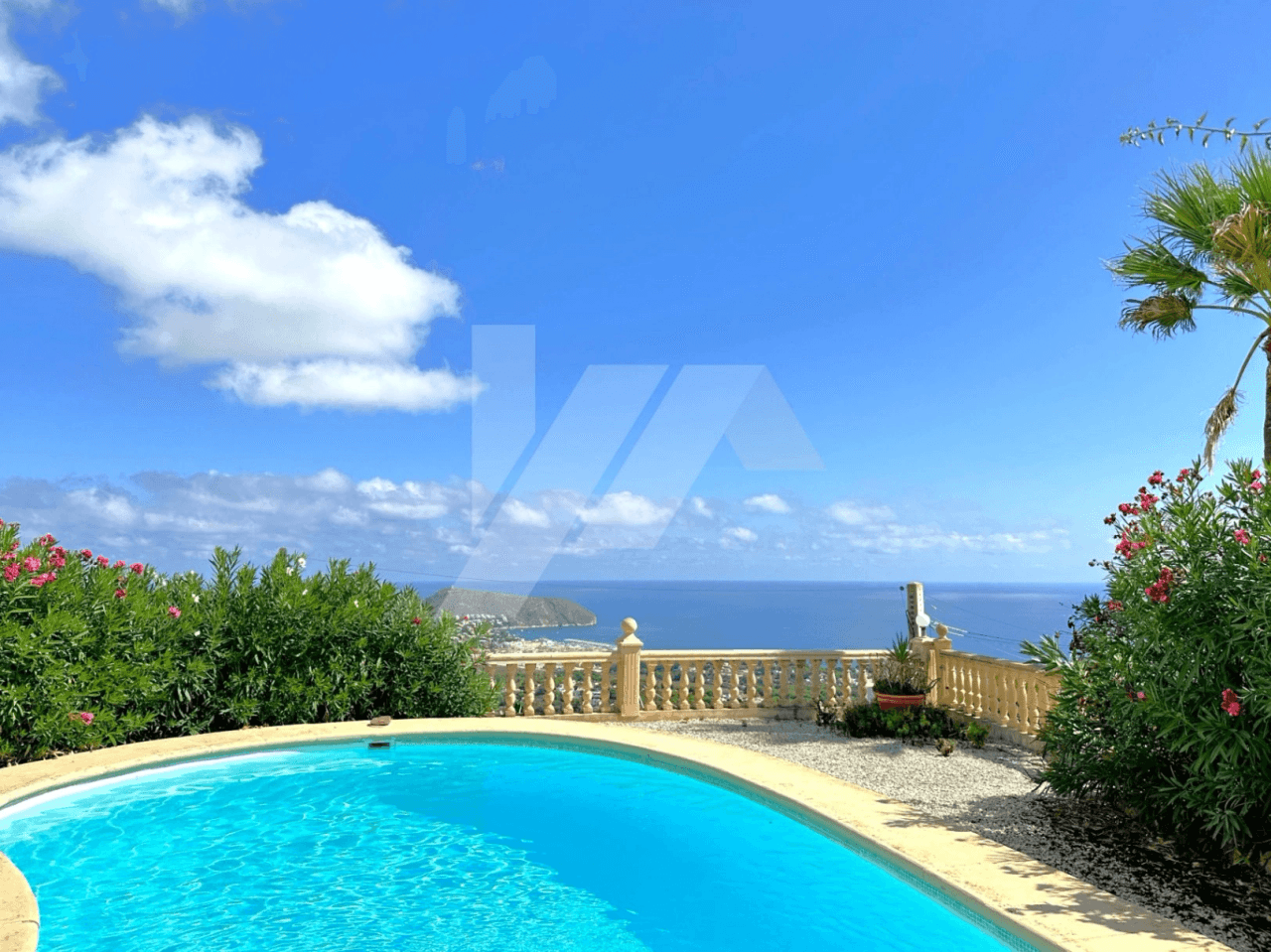 Villa con vista panorámicas al mar en venta en Moraira, Costa Blanca.